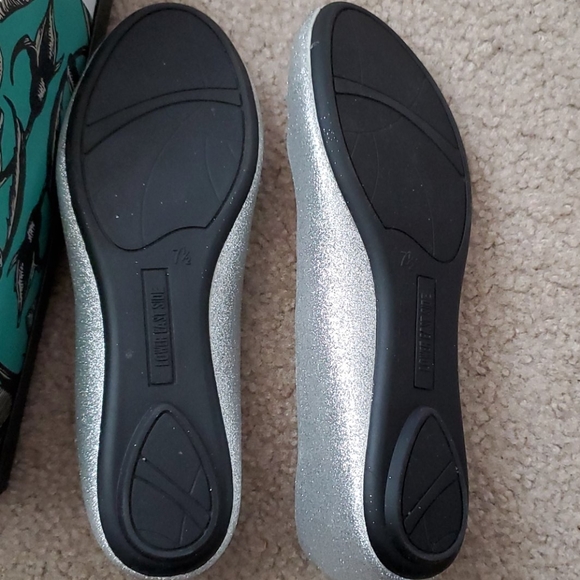 Silver shoes - Picture 3 of 3